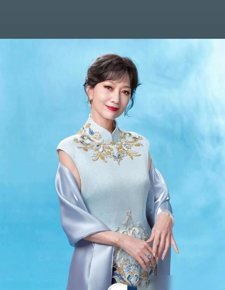 央视元宵晚会的导播把镜头猛地推向那个穿旗袍的女人时，台下的年轻小花们默默挺直了驼