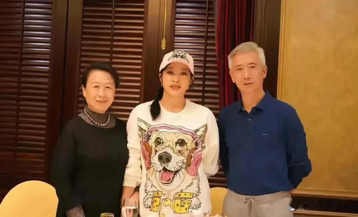 刘晓庆参加同学聚会，和同学状态简直就是两代人，大家以为她是整容保持的年轻态，其实