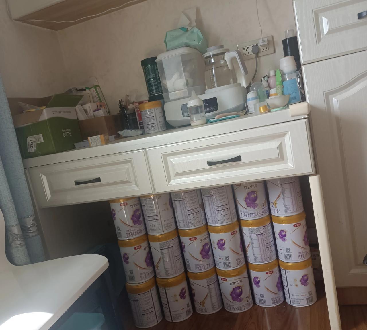 现在养个娃费劲吗，小孙子一岁半了，奶粉己经吃了四十罐呀，比上三十年前我养他妈多出