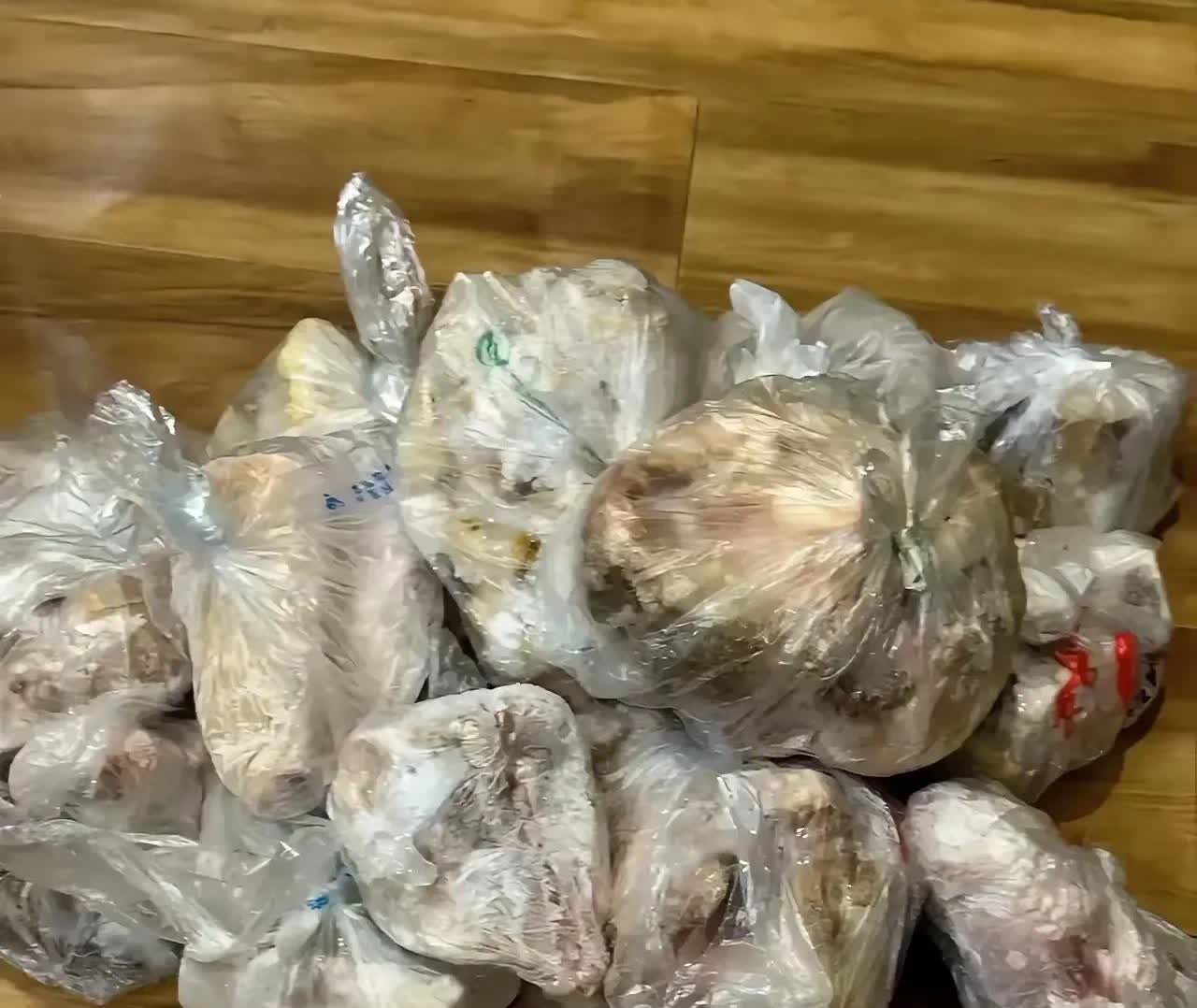 河北，一名女子邻居的家里有一些冻肉，放在冰箱里冻了整整三年的时间，于是，她就打算