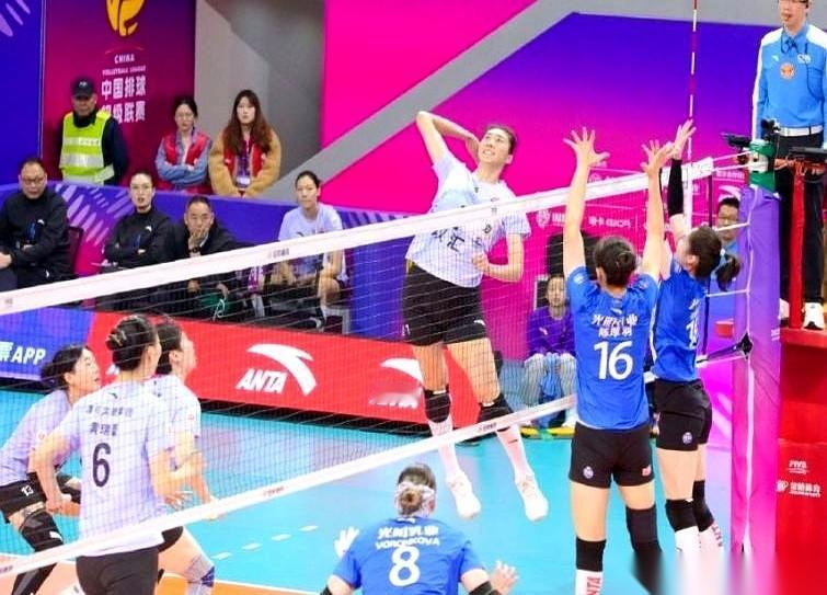 就这张图。官网刷到的，手机差点给我吓掉。你敢信这是一个不到20岁姑娘的弹跳？这