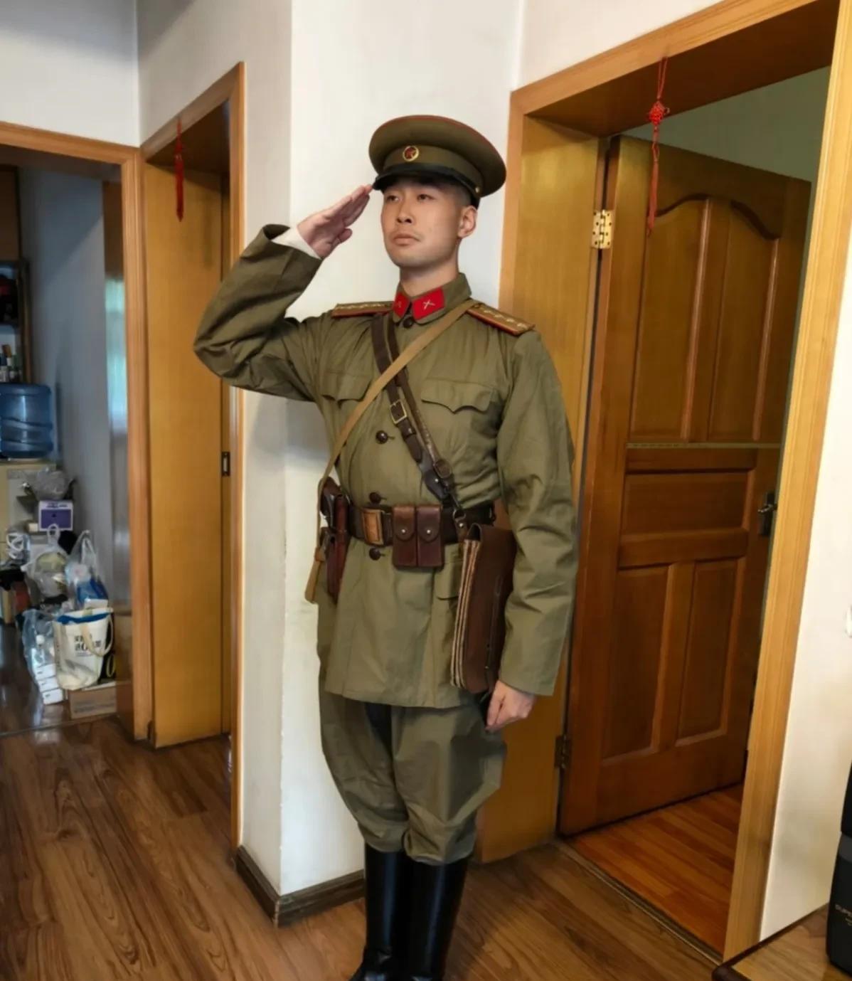 共和国大授勋后第一套军服55式军服，真帅气！说到1955年那场共和国首次大授勋，