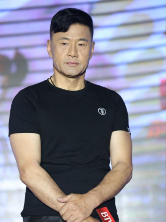 于荣光怎么也想不通，结婚35年，钱他赚、饭他做，自己几乎没有任何绯闻，对妻子宠爱