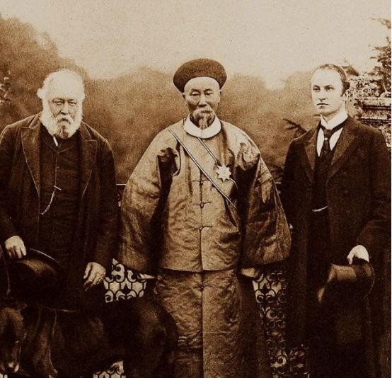 1896年，李鸿章大摇大摆地跑到美国，想要给美国人瞧一瞧他的中国风，他特意穿上了