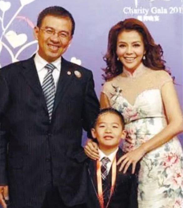 2004年，主持人王志向相识不到100天的朱迅求婚了，朱迅哪里经历过这样的大场面