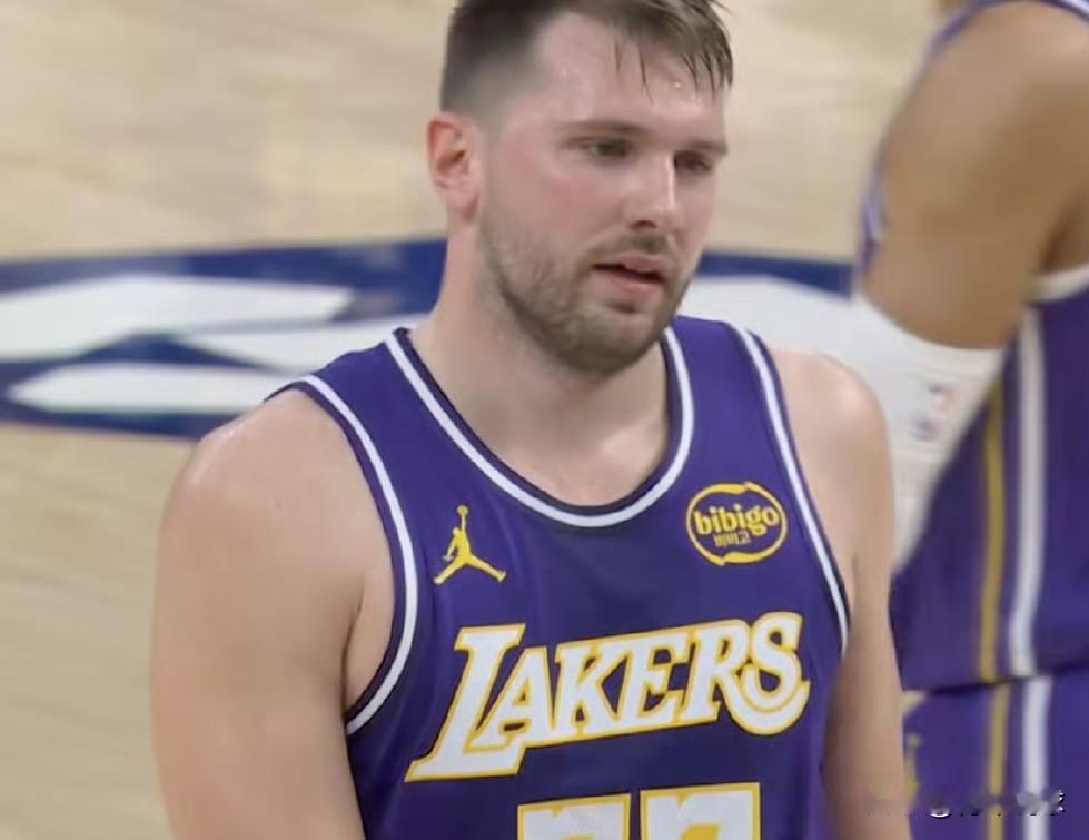 罕见！东契奇空篮不中啊！第三节最后42秒，东契奇持球发动快攻，加速杀入篮下想