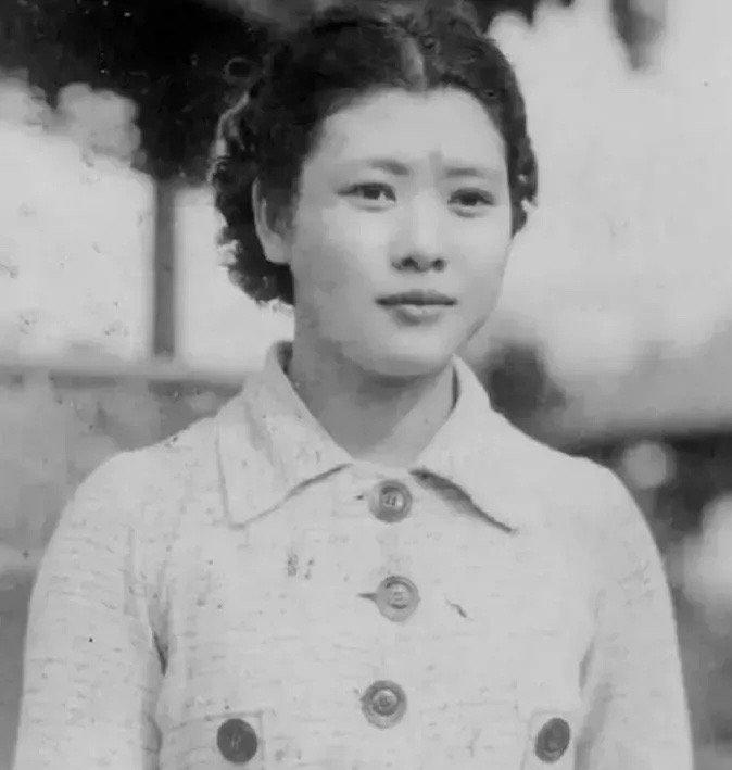 1944年深秋的南京，汪精卫的死讯刚传回国，他的机要秘书兼情人施旦，做出了一个极