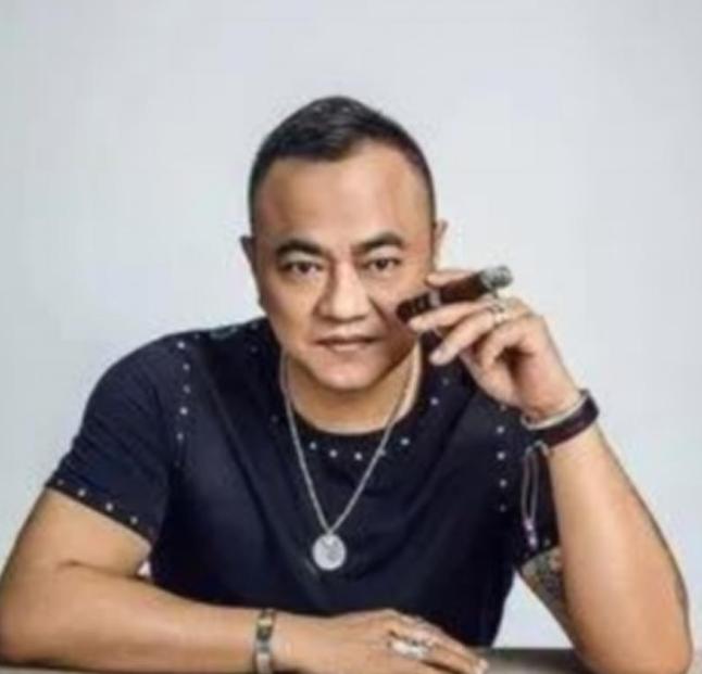 🌞2004年赵本山的保镖张家豪去酒吧消遣，无意刮蹭到一辆斯巴鲁，车主嚣张向