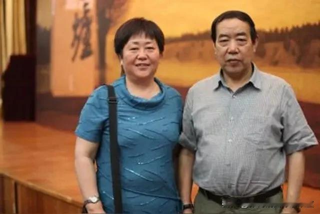 贾平凹之女贾浅浅当时顺利成为诗坛协会一员巨匠，难道贾平凹他就真的没有私心吗？我看