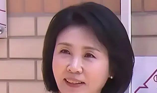 李在明这次的访美总感觉怪怪的，从李在明夫妇下飞机开始，机场迎接李在明夫妇的除了韩