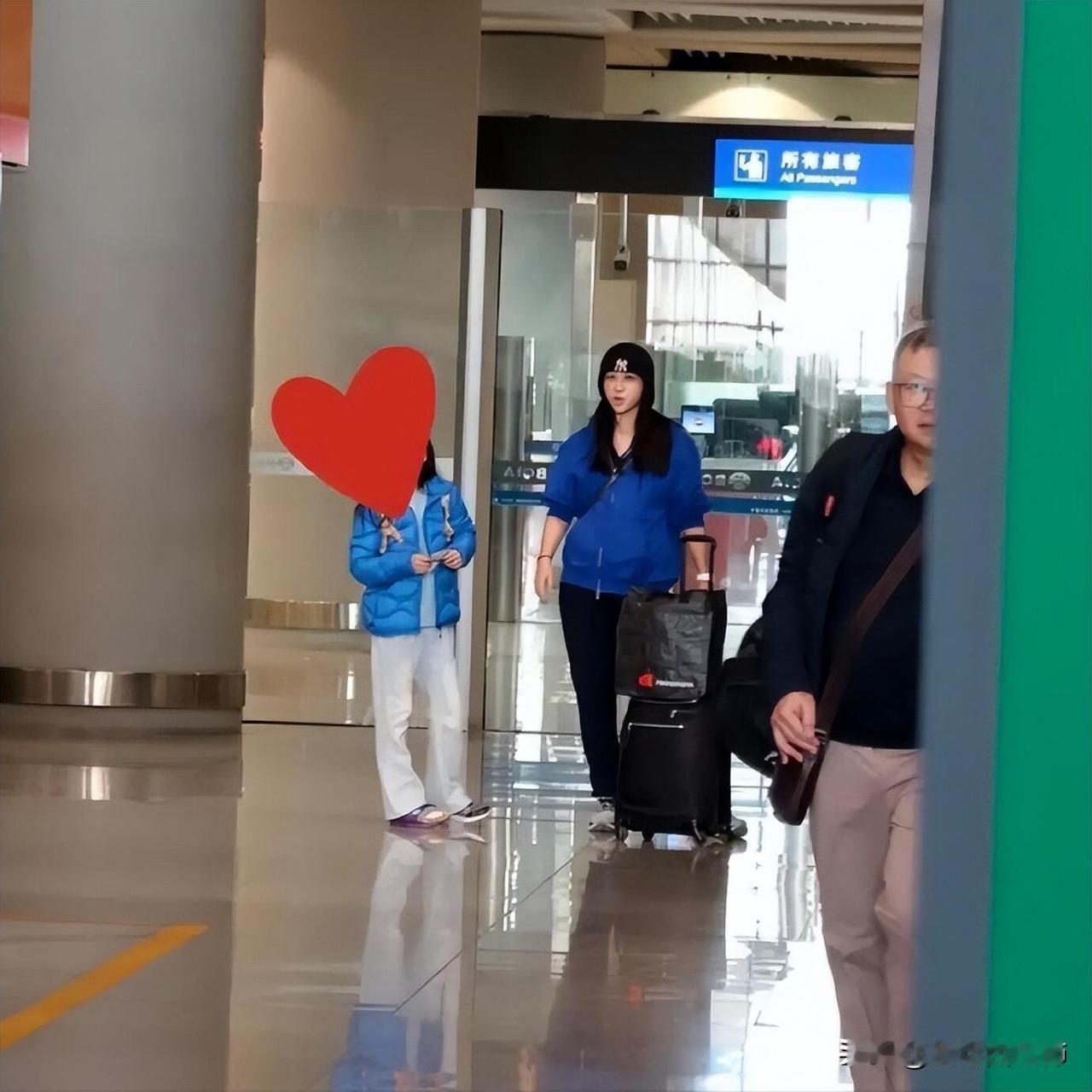 汤唯机场霸气呵斥插队者，9岁女儿圈粉无数大年初二，汤唯带着韩国老公金泰勇和9岁