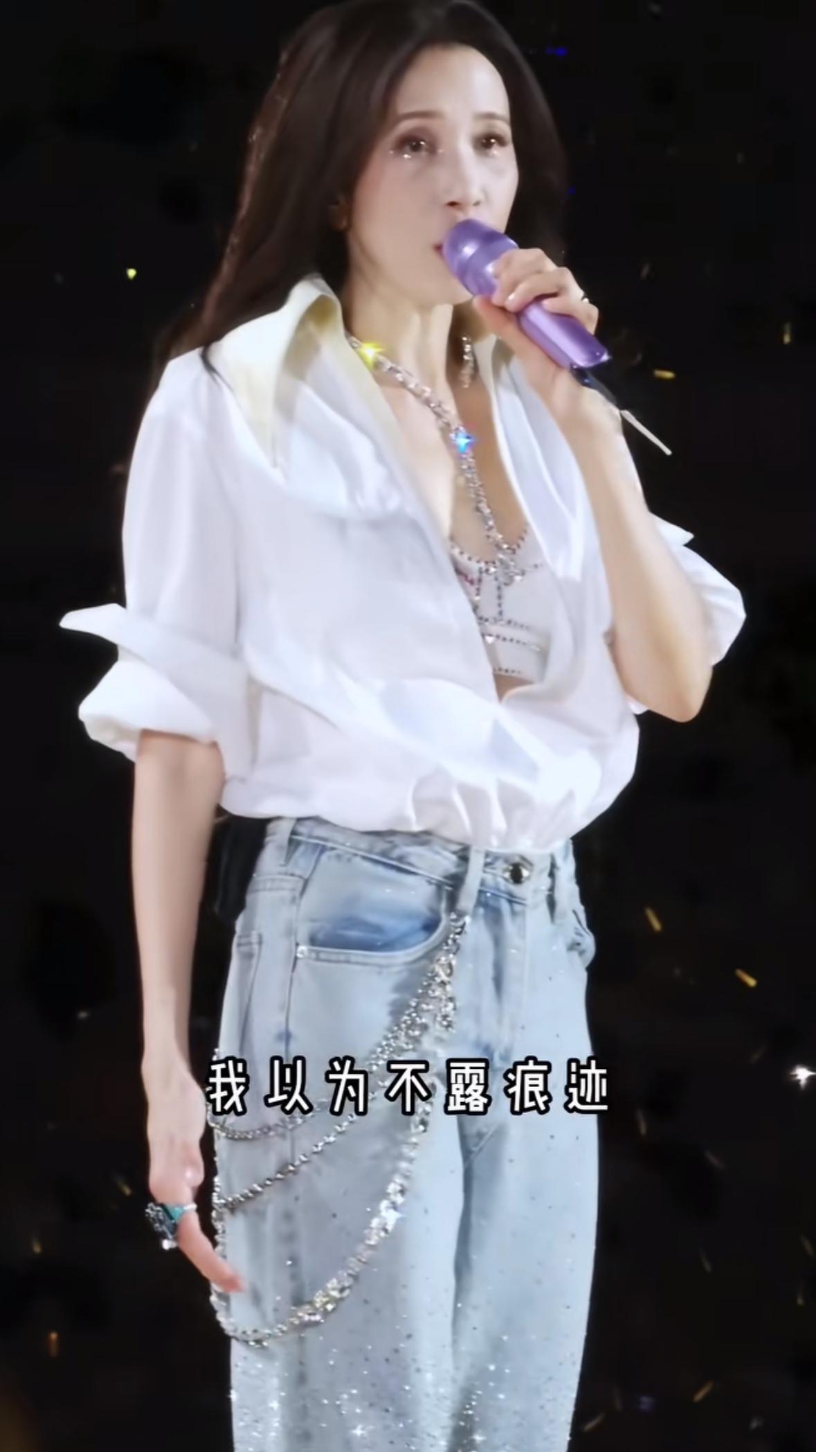 莫文蔚用一件衬衫加牛仔裤狠狠打了张靓颖的脸演唱会好不好看真不一定是要穿多
