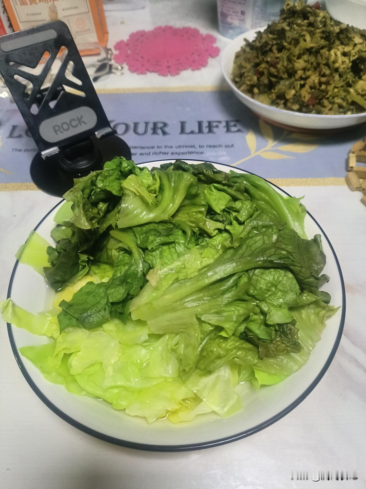 过年回来就一直在减肥，这段时间是极端减肥期。碳水摄入的很低，一天只有一个小杂粮馒