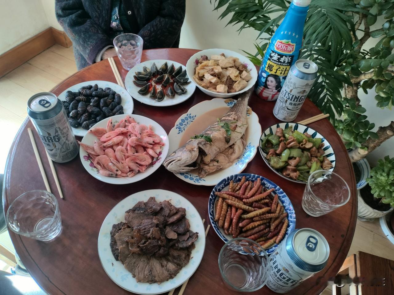 过年了，看看我们北方过年都吃的什么菜，本该是年夜饭，我们中午就开始吃了，大家能说