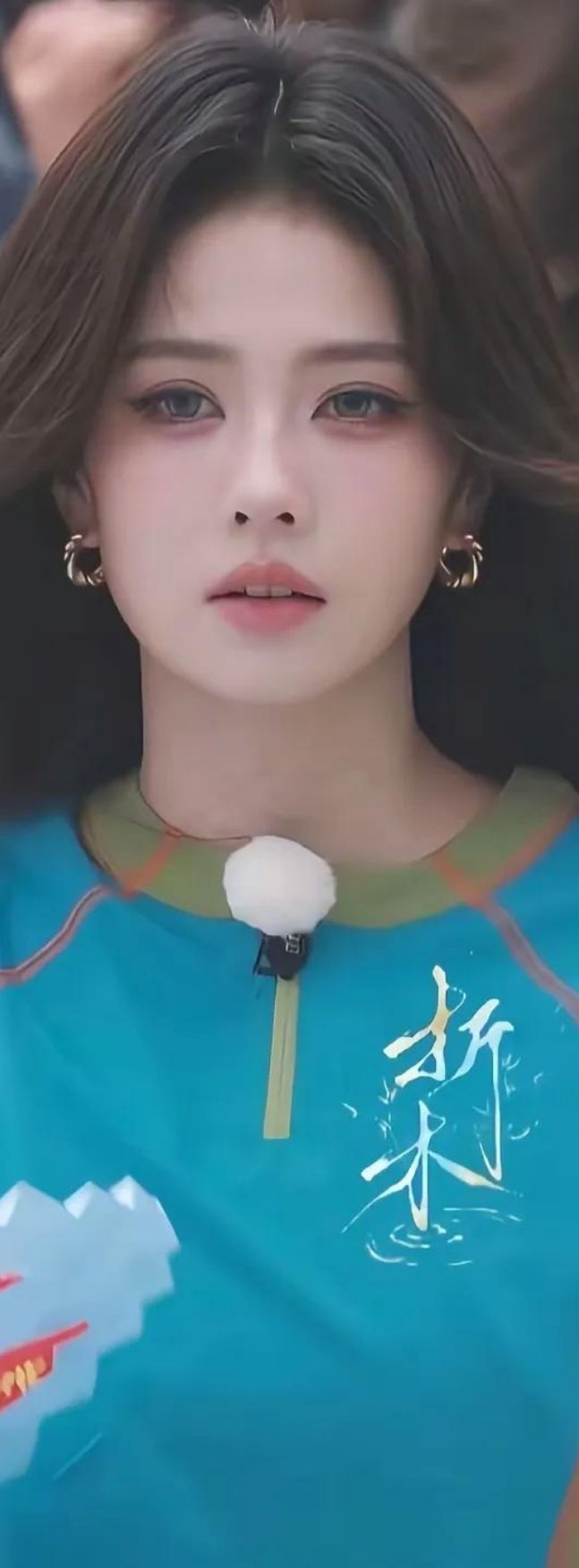 二十万打造的氛围感刻意又厚重，远不如章若楠素颜那种干净舒服的样貌