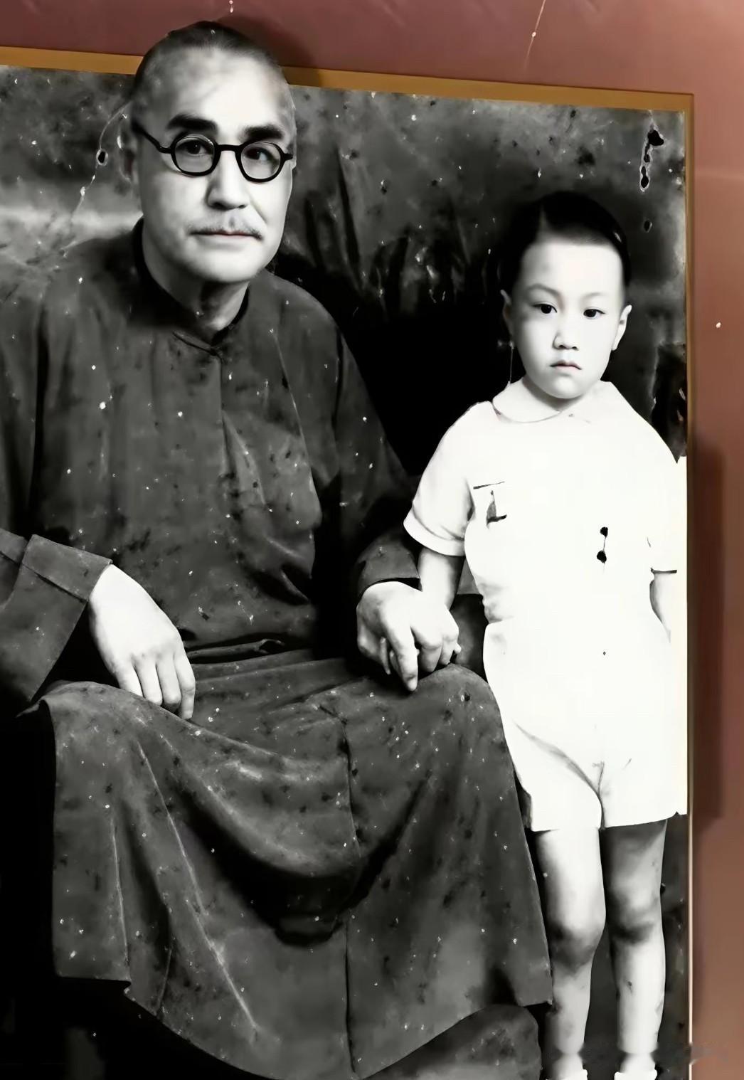 这是谢贤小时候与祖父谢焜彝的一张合影。谢家世代经营银楼，家底殷实，谢焜彝早年深耕