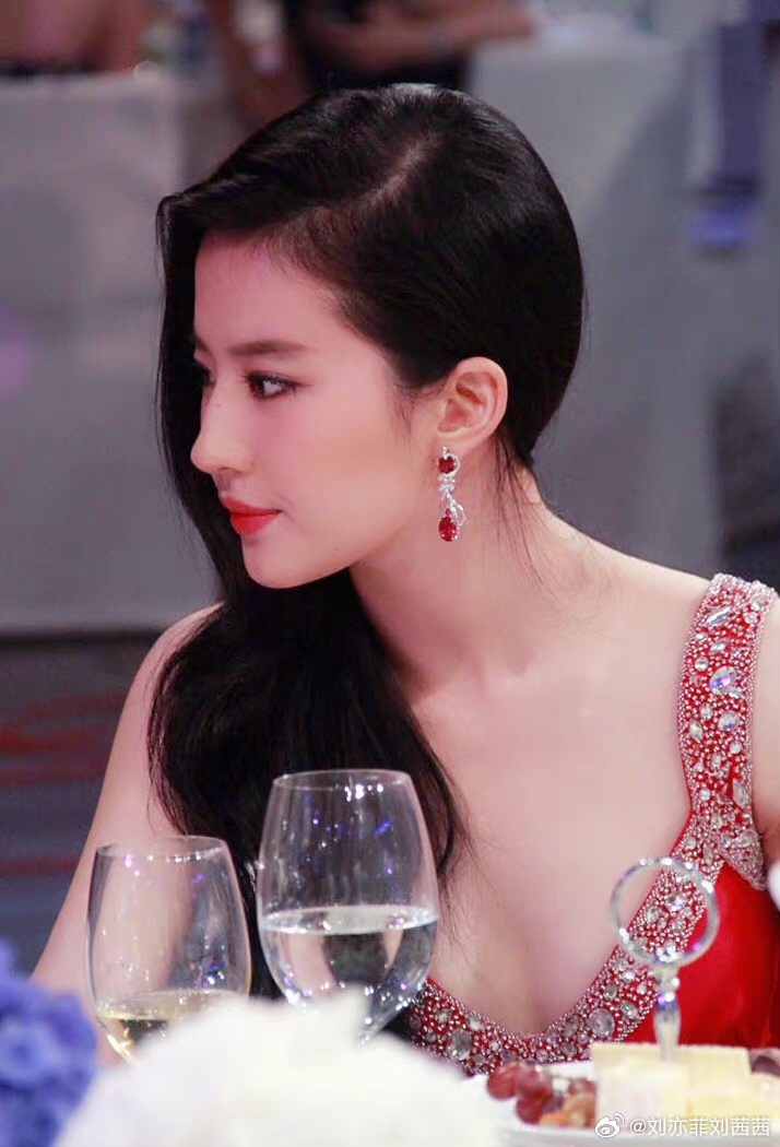 刘亦菲芭莎慈善夜惊艳亮相，一袭红裙搭配璀璨珠宝，她究竟美成了什么样子？晚宴现场，