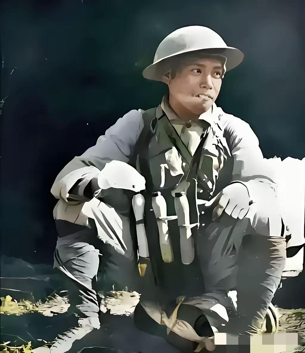 请记住这位英雄，抽完这支烟后不久，他就和日寇同归于尽了。这张照片中的军人是桂军，