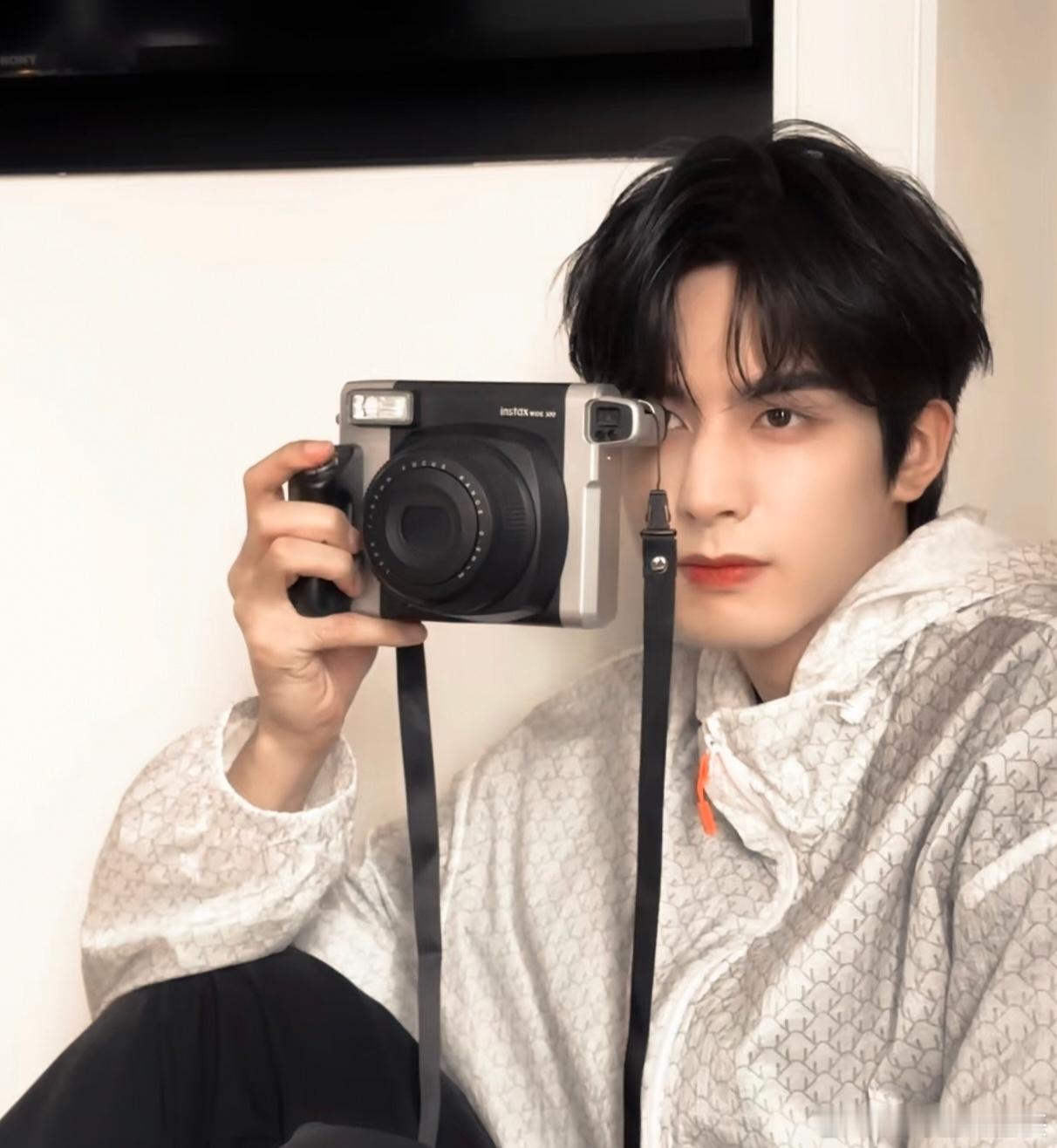 宋威龙已经被宋威龙迷的神魂颠倒，此男每张图都是氛围感天花板!!!