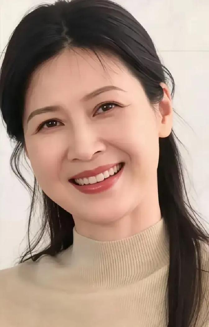 🐰46岁的童蕾，把前夫留下的豪华游泳池填了土，在浙江农村的平房里种上了菠