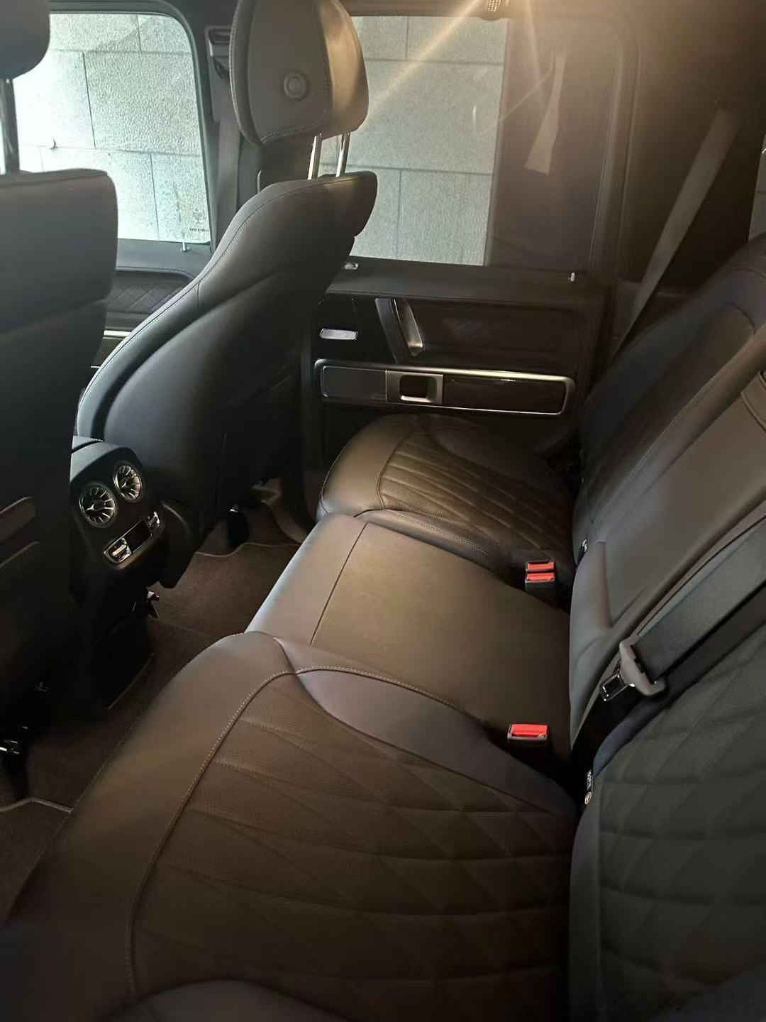 奔驰AMGG63大满配寻伯乐、全国限量11台的牛油果绿、​22年上牌仅1