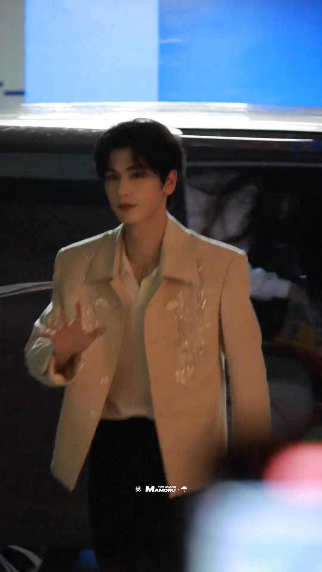 张凌赫这个造型好帅呀，不愧是行走衣架子张凌赫的录制状态蛮好的，帅气十足！下班的时