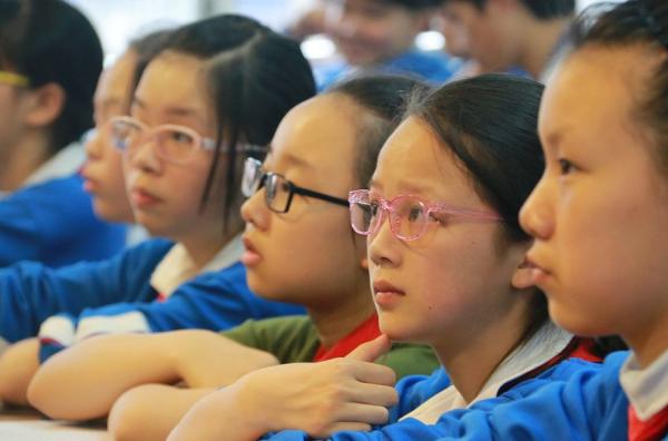10岁青少年过半数近视, 眼科专家: 视力并非判断近视标准