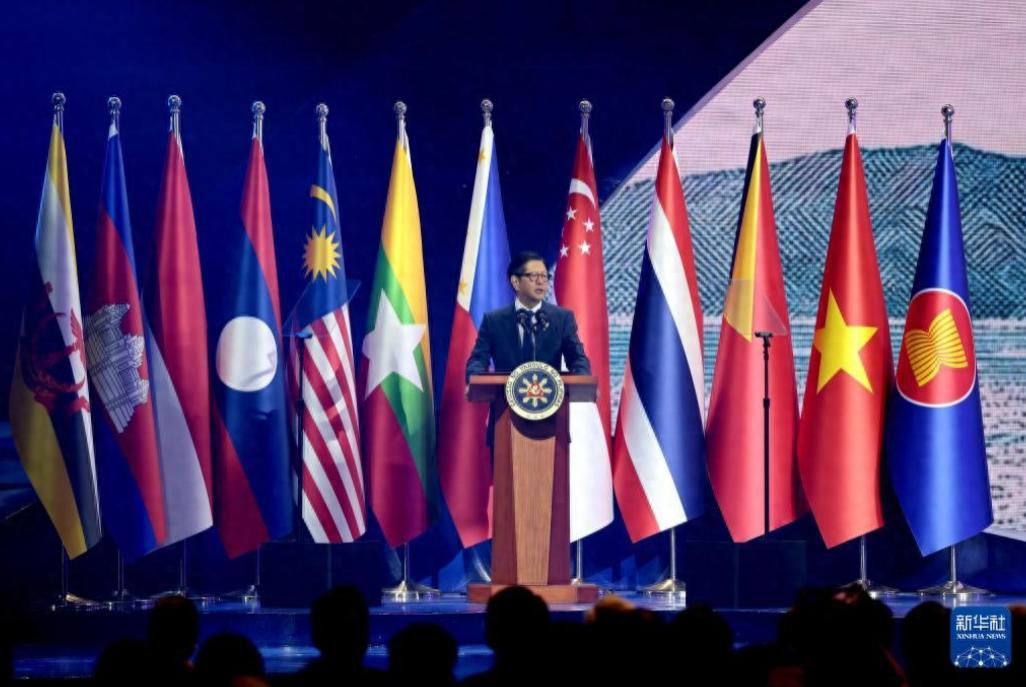 东盟11国齐聚菲律宾抱团开会，局势风向骤然转变！马科斯突然一改以往强硬姿态，
