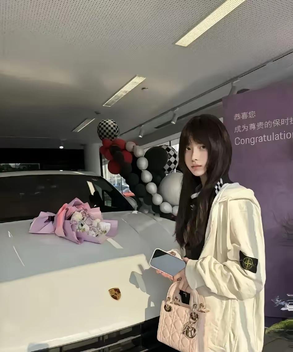 前两天网上炸锅了，有女孩子刚成年就去提保时捷，视频里穿古驰戴百达翡丽，脸跟打卡似