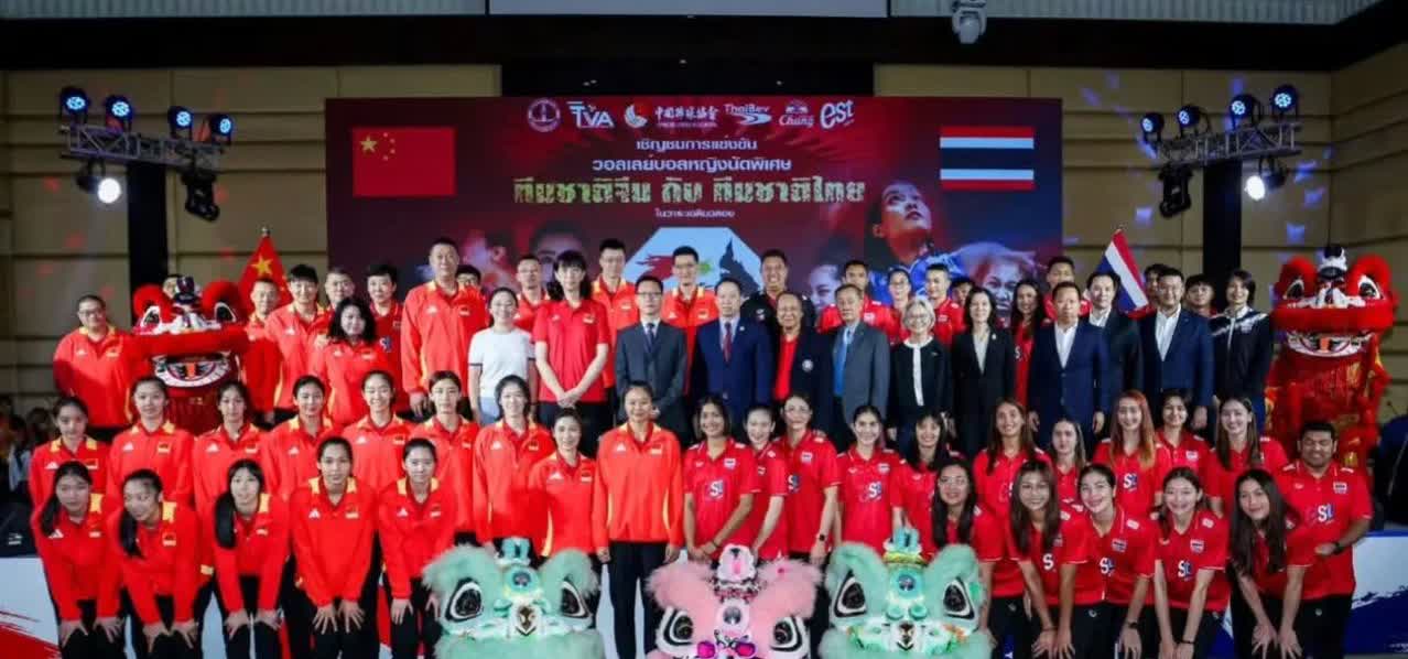赖亚文又跑去泰国干什么女排世锦赛即将开打，中国女排抵达泰国，受到热烈欢迎