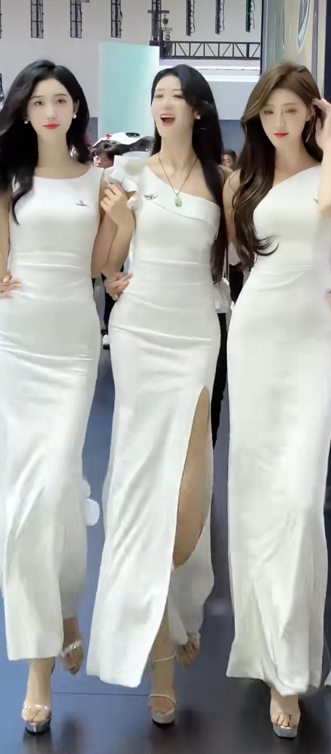 优雅三姐妹，白色长裙走秀，自信满满！👗💃🏻