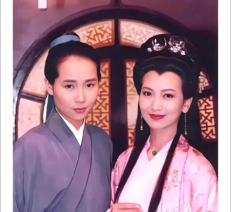 以前一直不明白，那么多帅气的男演员，为什么要找一个女的来演许仙，一直就觉得叶童演