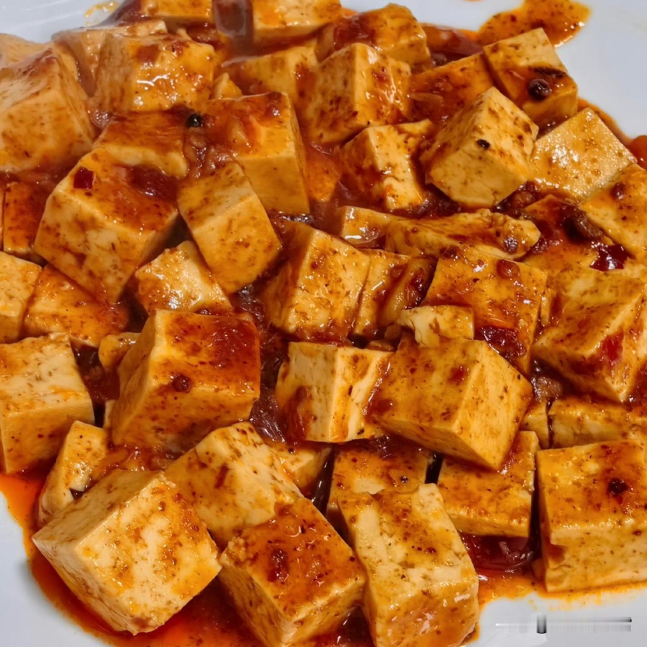 今日餐桌，是家常里的小欢喜：荷兰豆和腊肠在锅里翻炒出烟火气，蒸得润亮的鱼裹着