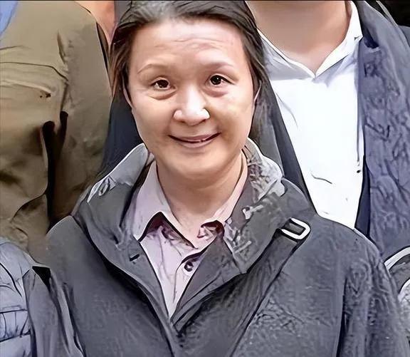 哇哦，几乎素颜出镜的方舒衣着朴素，眼角耷拉，眼窝深陷，额纹清晰，颈纹堆积，满脸沧