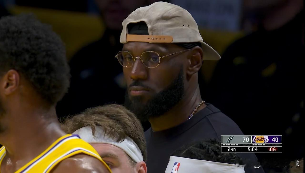 湖人巨星詹姆斯真是彻底的傻眼了！在今天湖人主场迎战马刺的比赛中，当时比赛进行到了