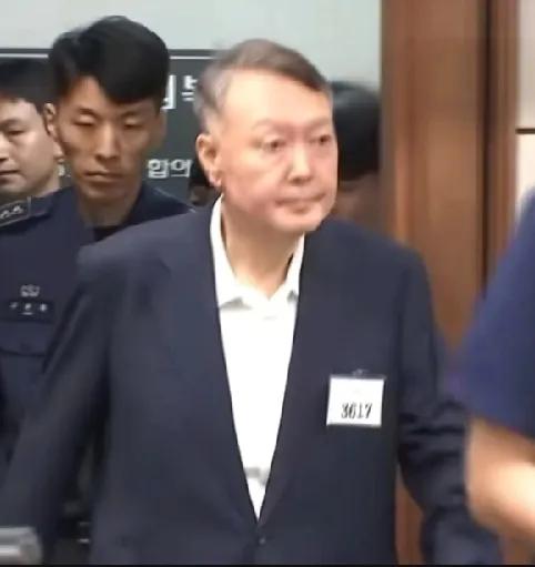 尹锡悦与金建希，两口子太惨了！坐牢也分隔两地！一个被关在首尔看守所，一个被关在首