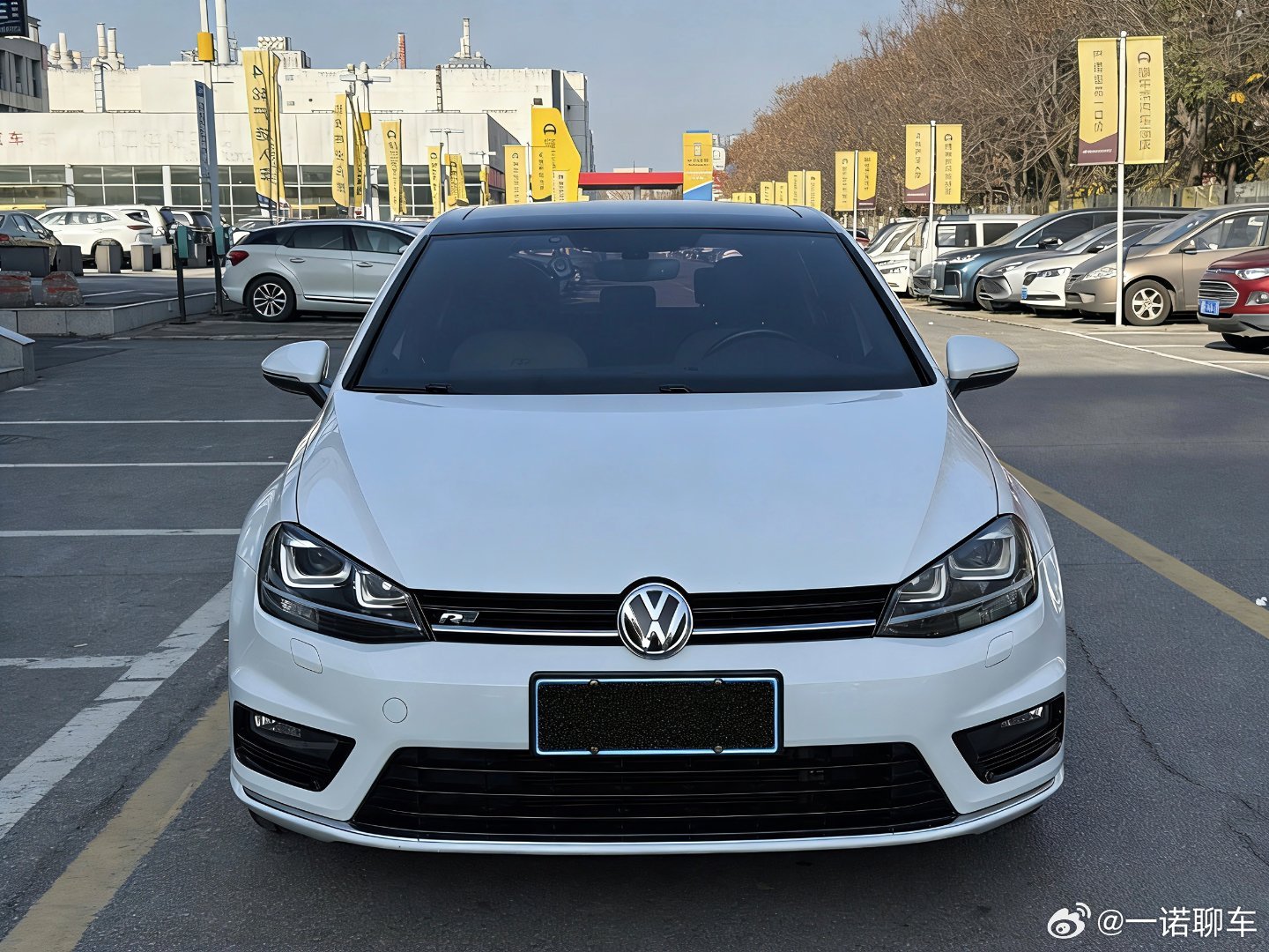 这个真帅白色r-line的颜值在两厢车里也算顶呱呱了哈哈哈特别耐看哪怕再