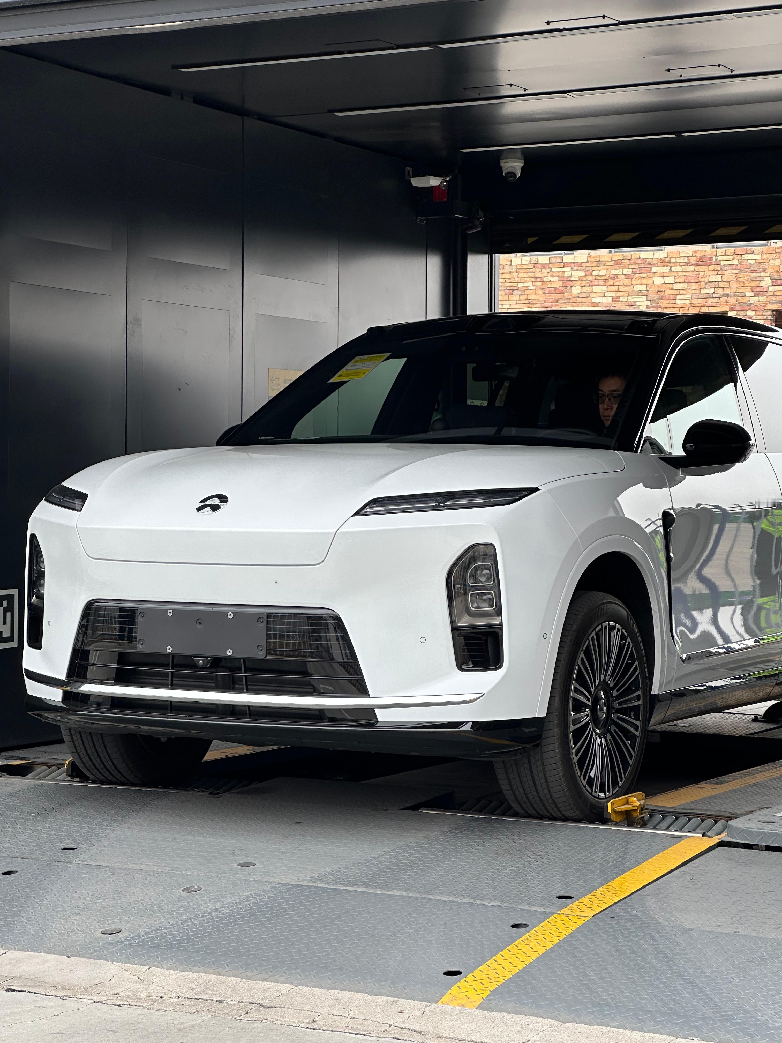 我的ES8第一次换电崭新的大电池换走了不过高速换电体验真好没有换电站那没有办