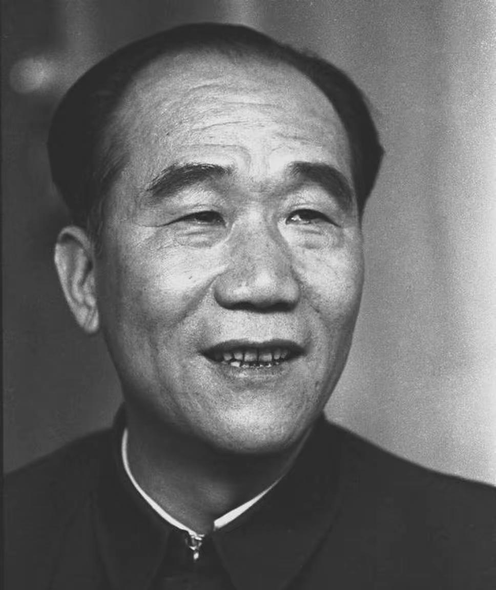 #秋日生活打卡季#侯耀华，爆料侯宝林改行原因：为了能吃饱饭。相声大师侯宝林先生