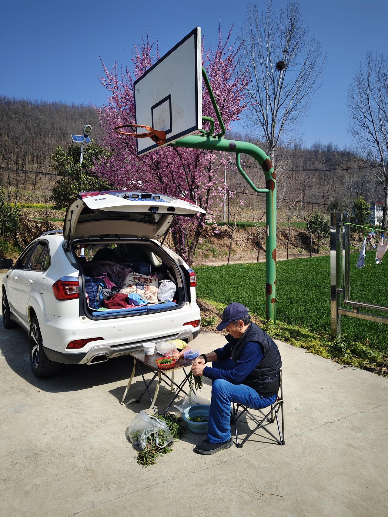 买菜在自驾游途中，很多时候我们老两口都是自己做饭吃，这就需要买菜。我们买菜一般
