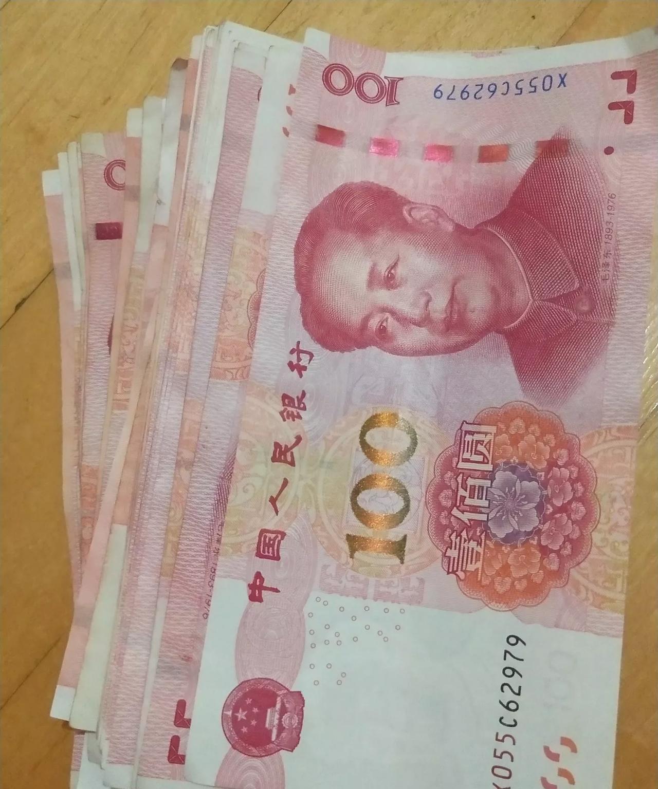 下午两点多，我姐给我打电话，说辽宁养老金上涨到账了，问我涨了多少钱？我说我还不知
