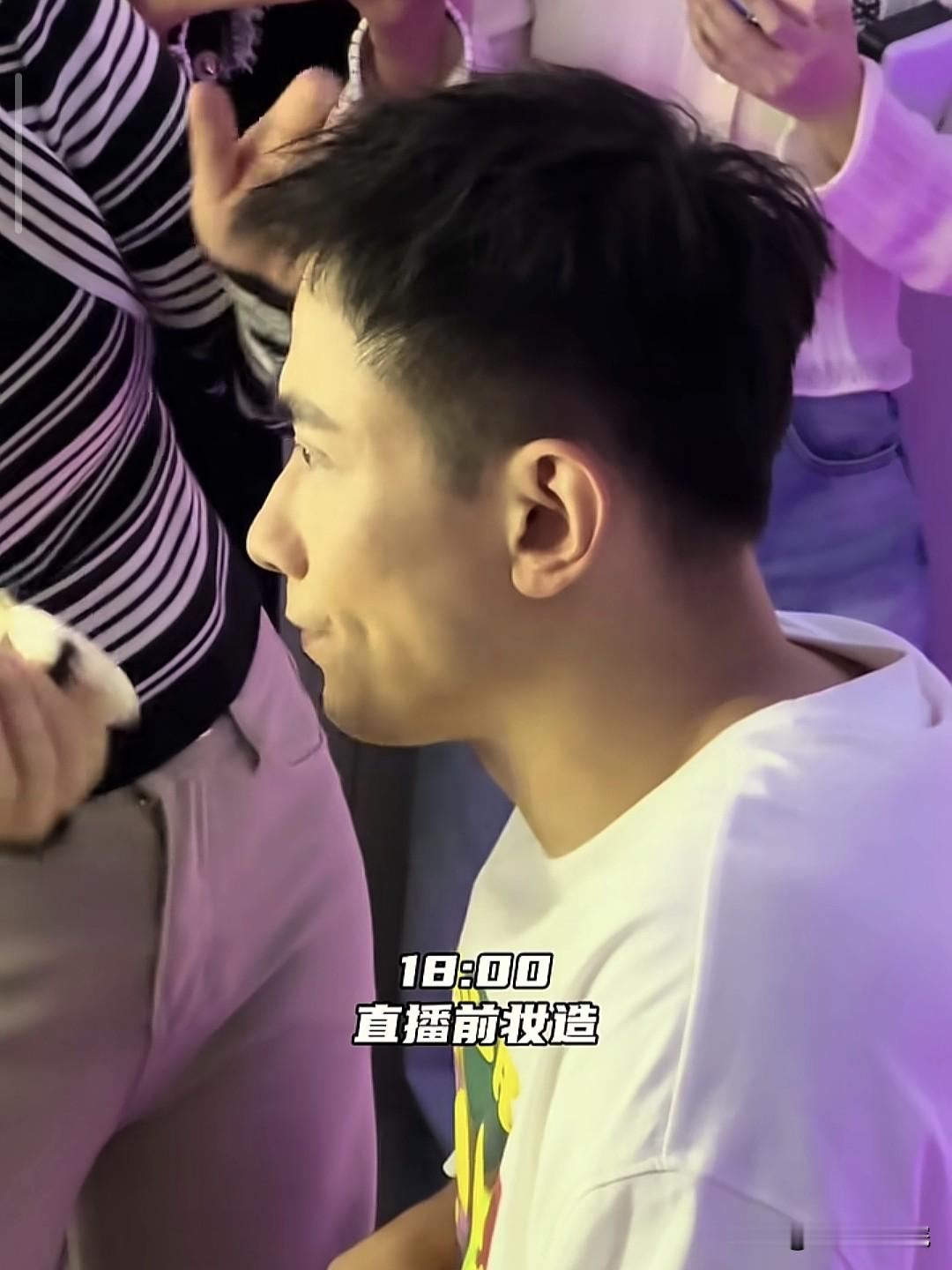 给赵继伟画成这样，这大眉毛，红嘴唇！赵继伟最近参加各种活动，都是他自己代言的品牌，这次参加活动前的妆