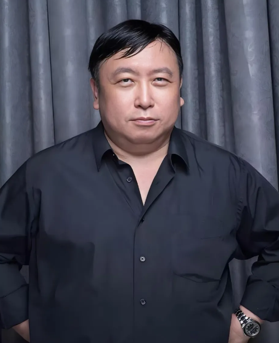 事实证明，多读书真的有用。看了王晶的一场访谈，才发现他讲话滴水不漏。好奇之下去
