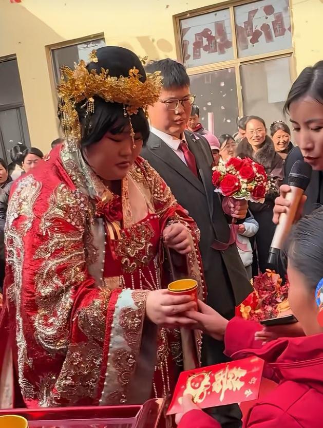 大衣哥女儿朱雪梅再婚了，嫁给小鲜肉马善，前夫陈萌肠子都悔青了吧？上次看她和陈萌