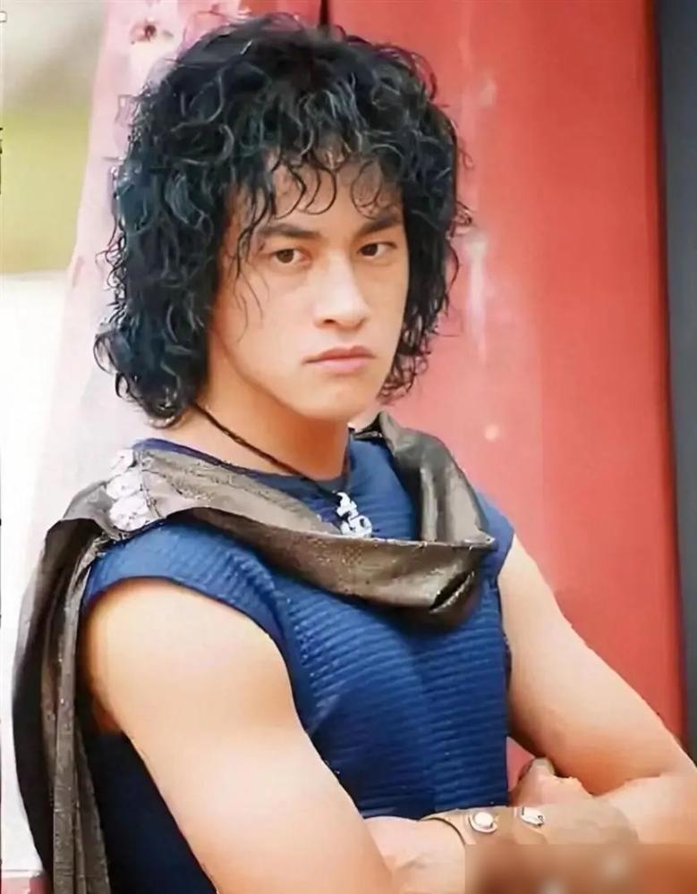 别再骂步惊云的泡面头了，那顶“假发”是何润东拿自己真头发，在理发店坐了11个小时