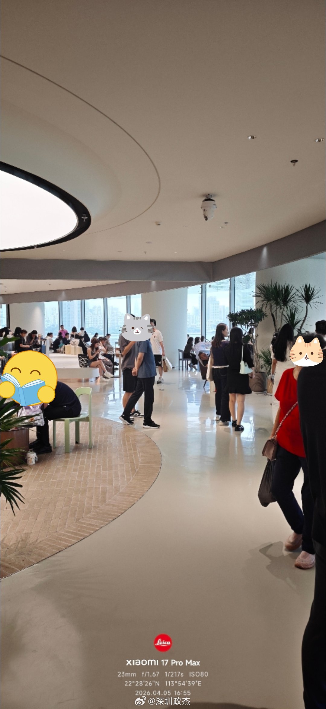 刚刚来蛇口K11逛下，太热闹了，全是人。。。这里还专门弄了香港直通车，不少港人过