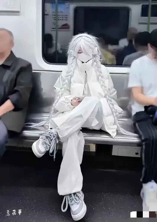 生活在动漫世界里的小女孩。可是这么看着也挺美的。大家觉得呢？