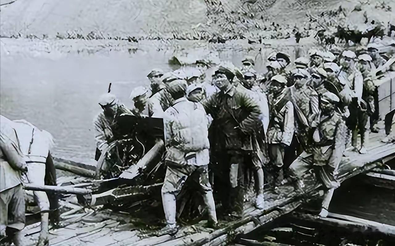 1934年10月，中央红军开始长征。出发时有8万6千多人，每个人背着枪和几十发子