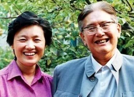 1985年，乔冠华归葬故乡盐城遭到拒绝，妻子章含之无奈之下找到一个人帮忙，此人在