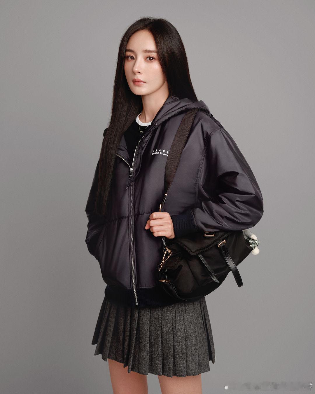 杨幂真不愧是Prada女王，百分百适配💯，给这个高奢品牌加入了独属于“幂”的高